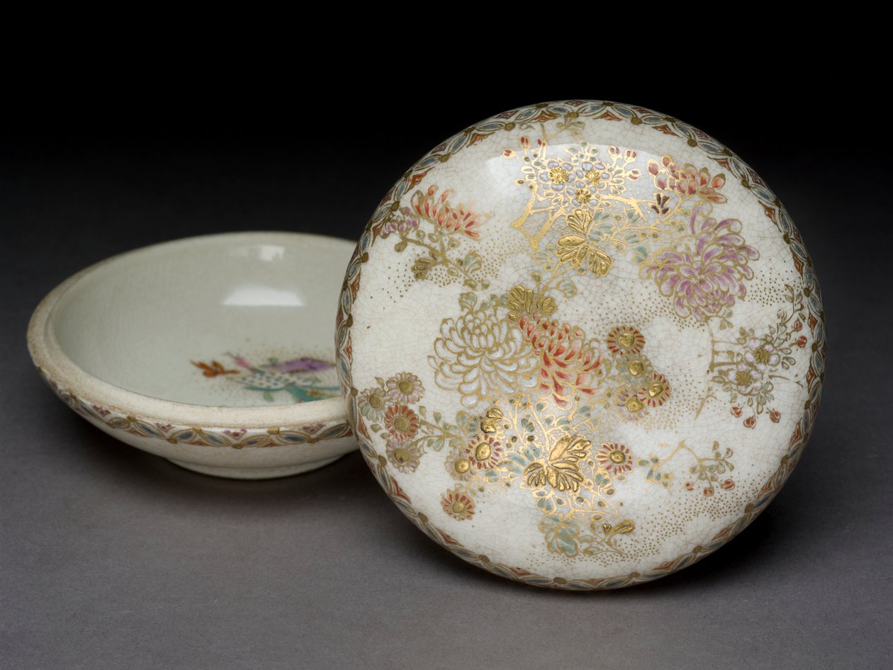 Røgelseskrin med krysantemum og geometrisk mønster, 1800-tallet (keramik) af Japanese School