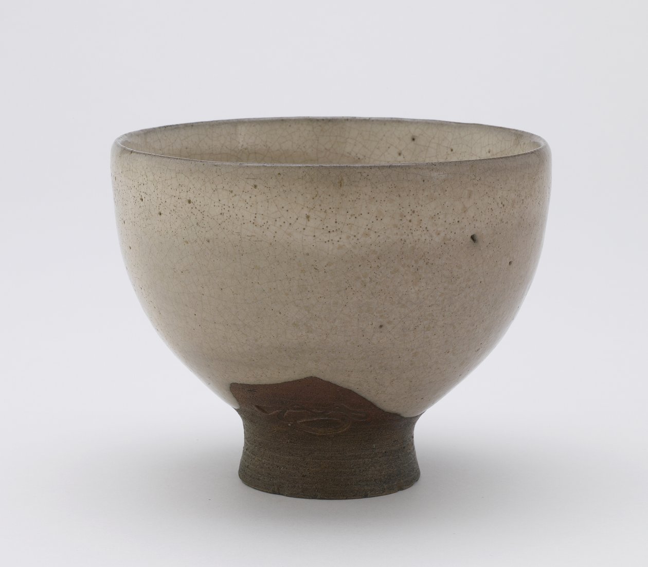 Inkyuzan teskål i Goki-form, med påtrykt cifre, teskål (gokijawan), ca. 1804-25 (stentøj med ris-skrog-aske glasur) af Japanese School