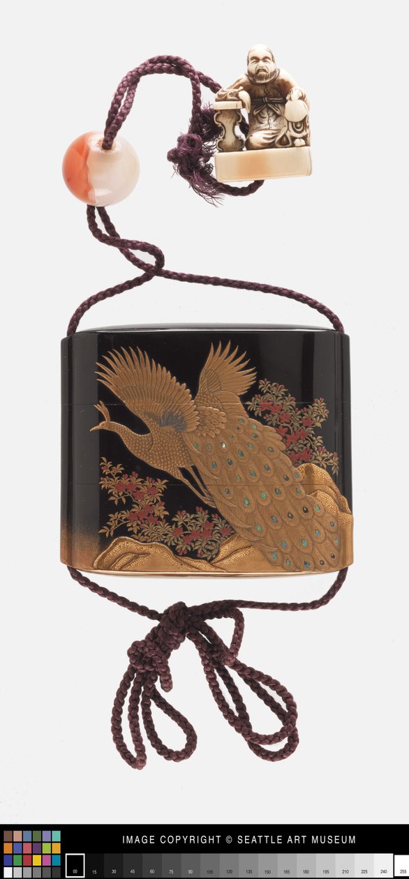 Inro dekoreret med påfugl, ojime og netsuke af Japanese School