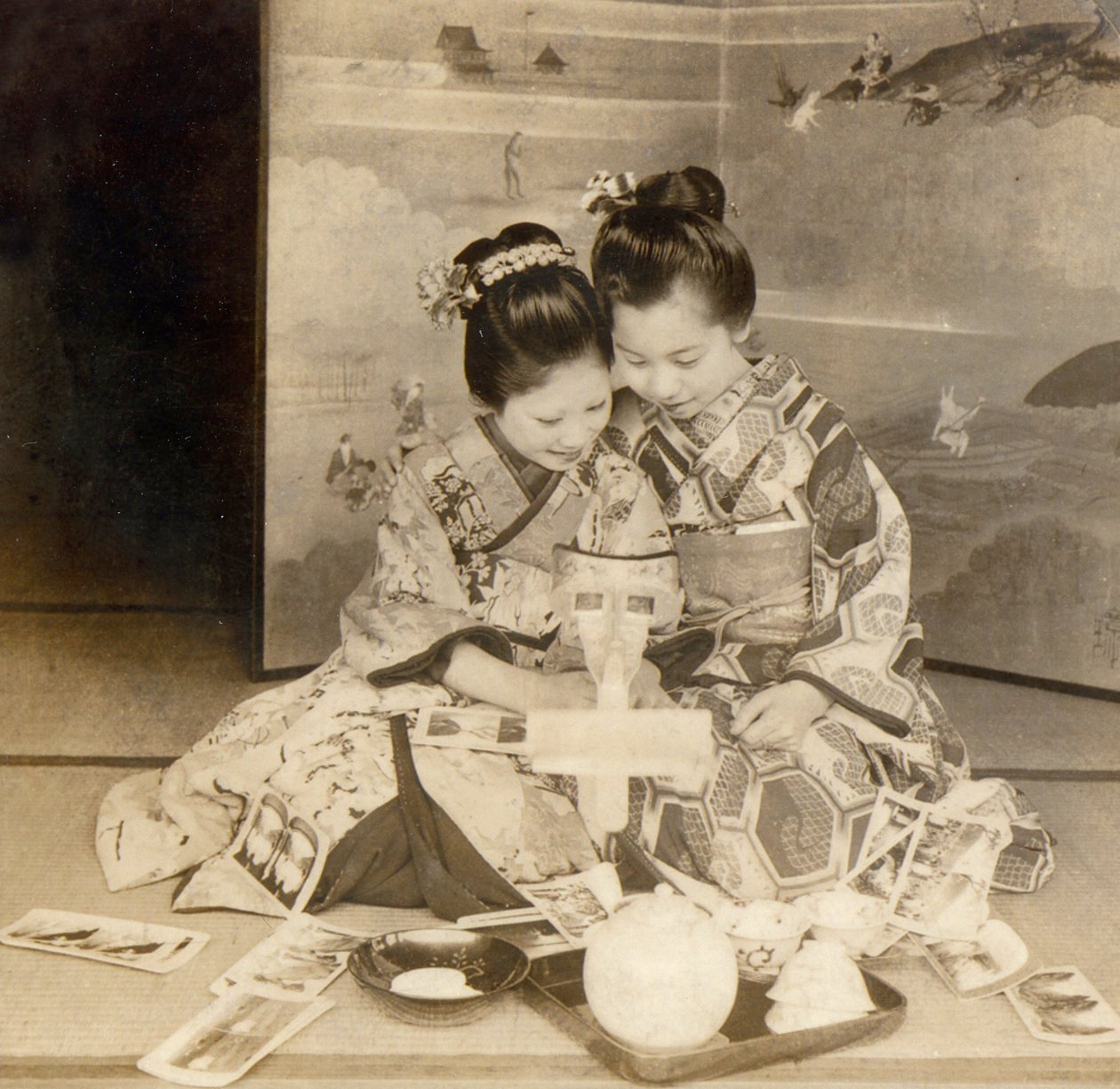 Japanske piger bruger et stereoskop med stereografiske kort, 1899 af Japanese School