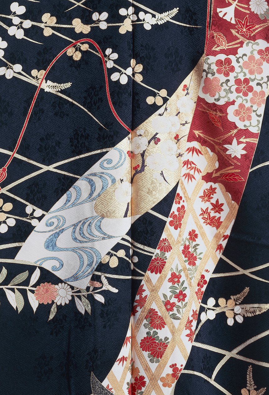 Kimono Furisode (bølgende ærmer) båret af unge ugifte kvinder ved elegante lejligheder og Maiko (Geisha-elev), Silke med blomster- og plantemotiver, flydende paneler, detaljer, Kaga-Yuzen-farvning, Tokamachi-væverier, japansk civilisation, 20. århundrede af Japanese School