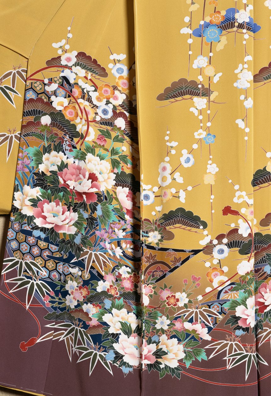 Kimono Furisode (bølgende ærmer) båret af unge ugifte kvinder ved elegante lejligheder og Maiko (lærling Geisha), Glat silke, blomstermotiver, flydende bånd, Kaga-Yuzen farvning, Tokamachi væverier, japansk civilisation, 20. århundrede af Japanese School