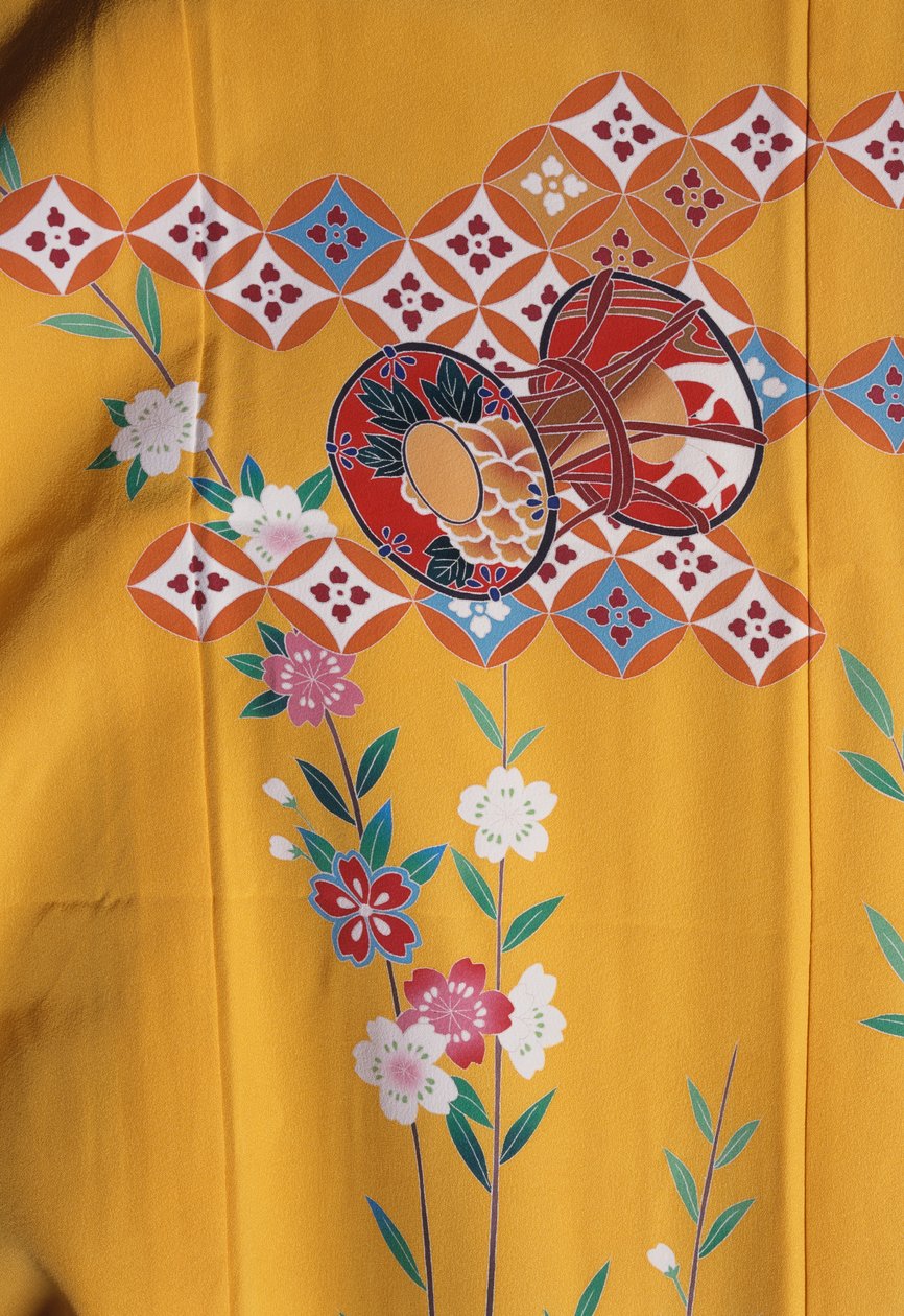 Kimonopige (7 år) ligner voksne kvinders til festen i Shichi-Go-San, når de går til Shinto-helligdommen med deres familie, Silke, blomstermotiver, kirsebærblomster, Taiko-tromme, detaljer, Tokamachi-tekstiler, japansk civilisation, 20. århundrede af Japanese School