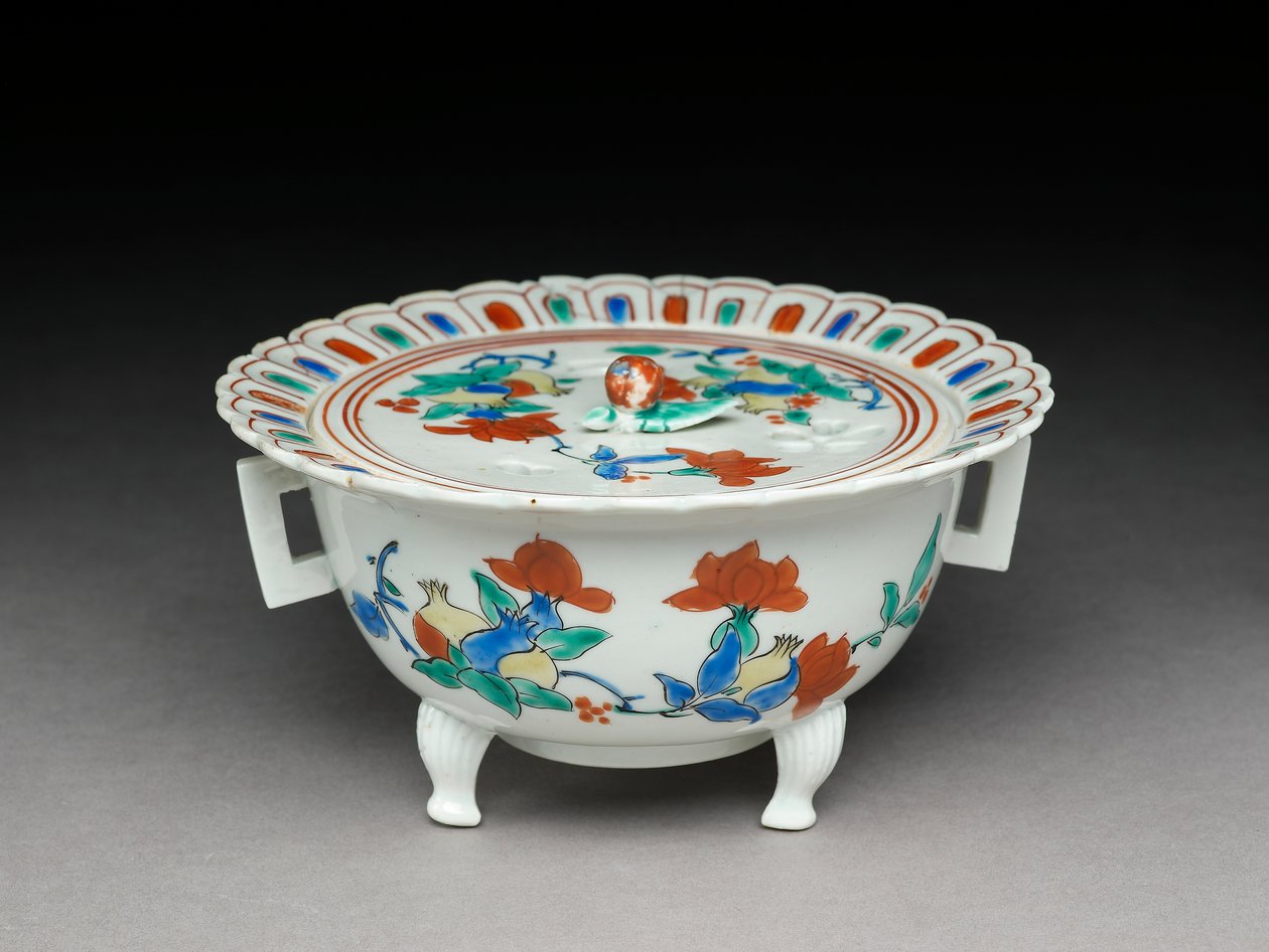 Koro skål med fladt låg, Kakiemon relaterede varer, 1680-1700 (lertøj med emaljeoverglasur) af Japanese School