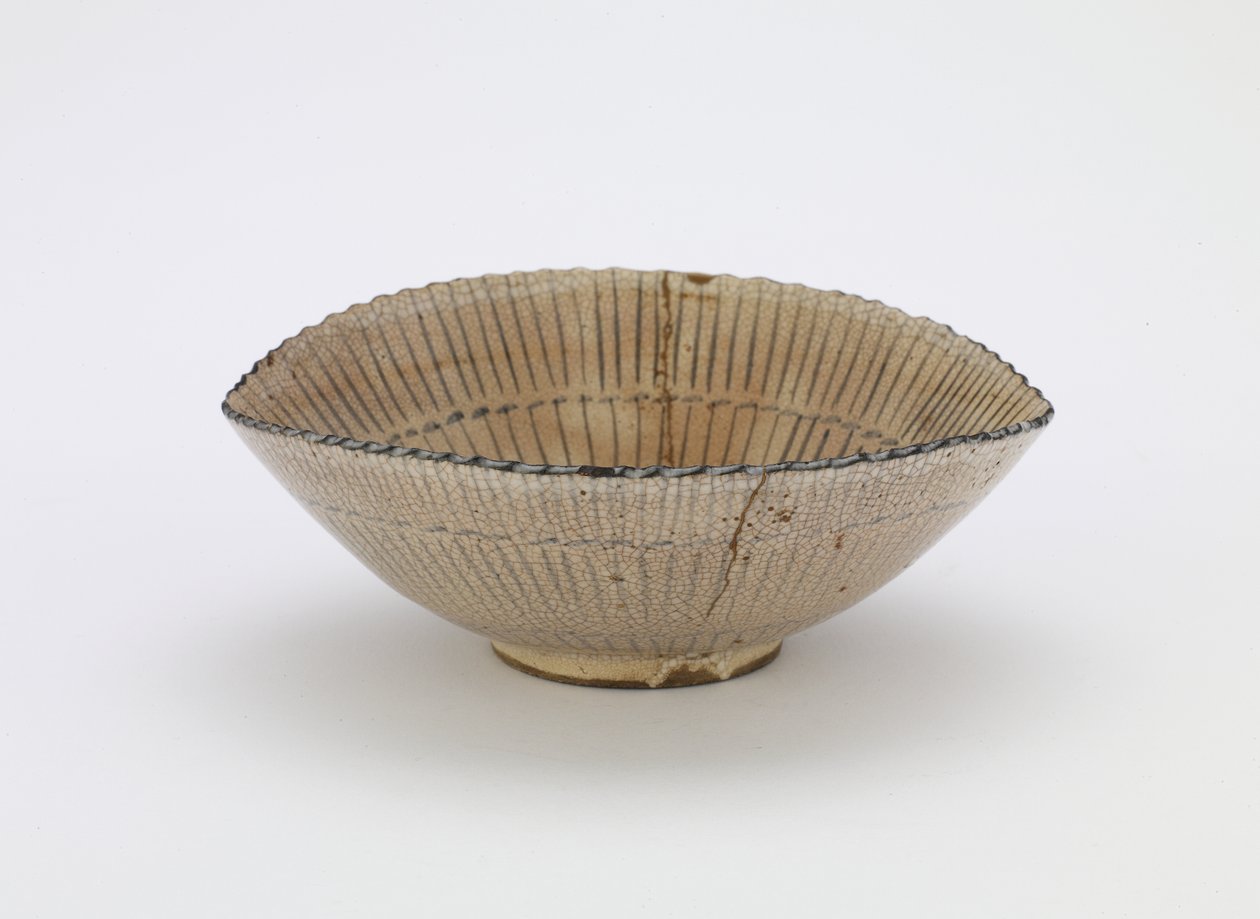 Kyoto ware individuel serveringsskål i form af sirhat, med mærket "Kiyomizu", individuel serveringsskål (mukozuke), slutningen af 1600-tallet (stentøj med jernpigment under gennemskinnelig hvid glasur, guldlakreparationer) af Japanese School
