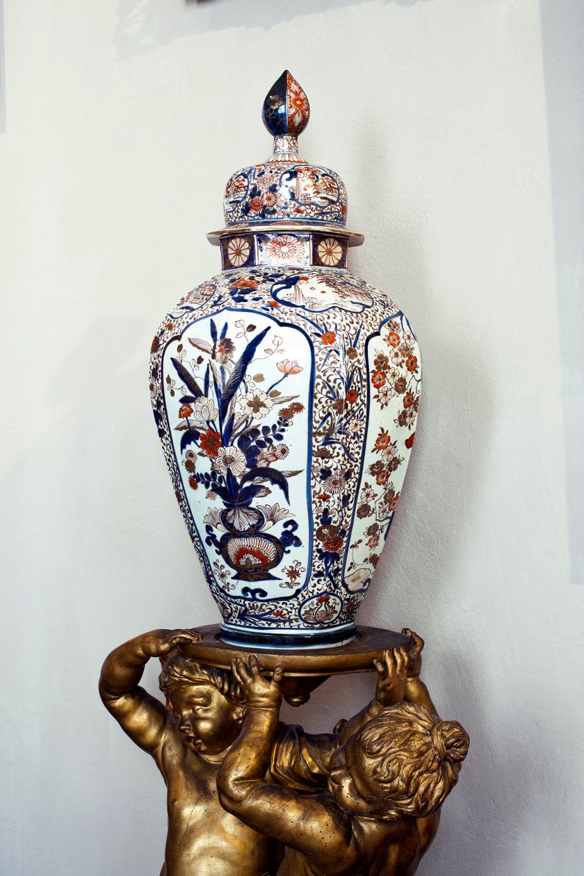 Stor japansk vase med låg fra Edo-perioden, Genroku-æraen. 1688-1703. Lejligheder i Maria Brignole Sale (Brignole-Sale) De Ferrari, hertuginde de Galliera (1811-1888), møblerne kommer fra Hotel Matignon, hans parisiske residens. Palazzo Rosso, Gen af Japanese School