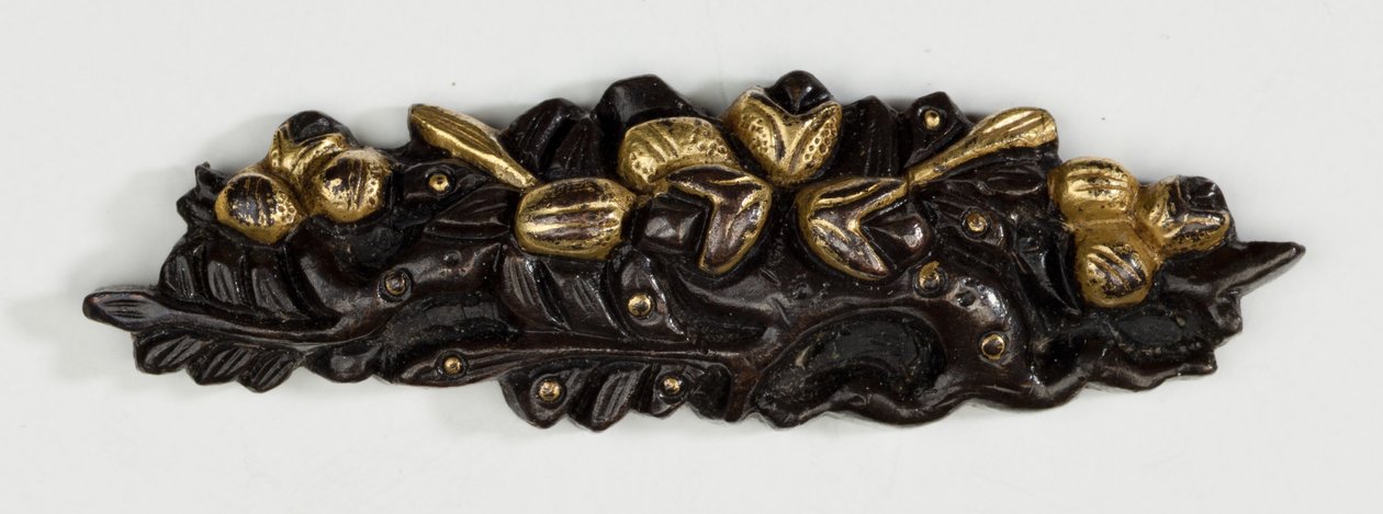 Menuki, eller greb ornament, i form af et blomsterarrangement (kobber-guld legering med forgyldning) af Japanese School
