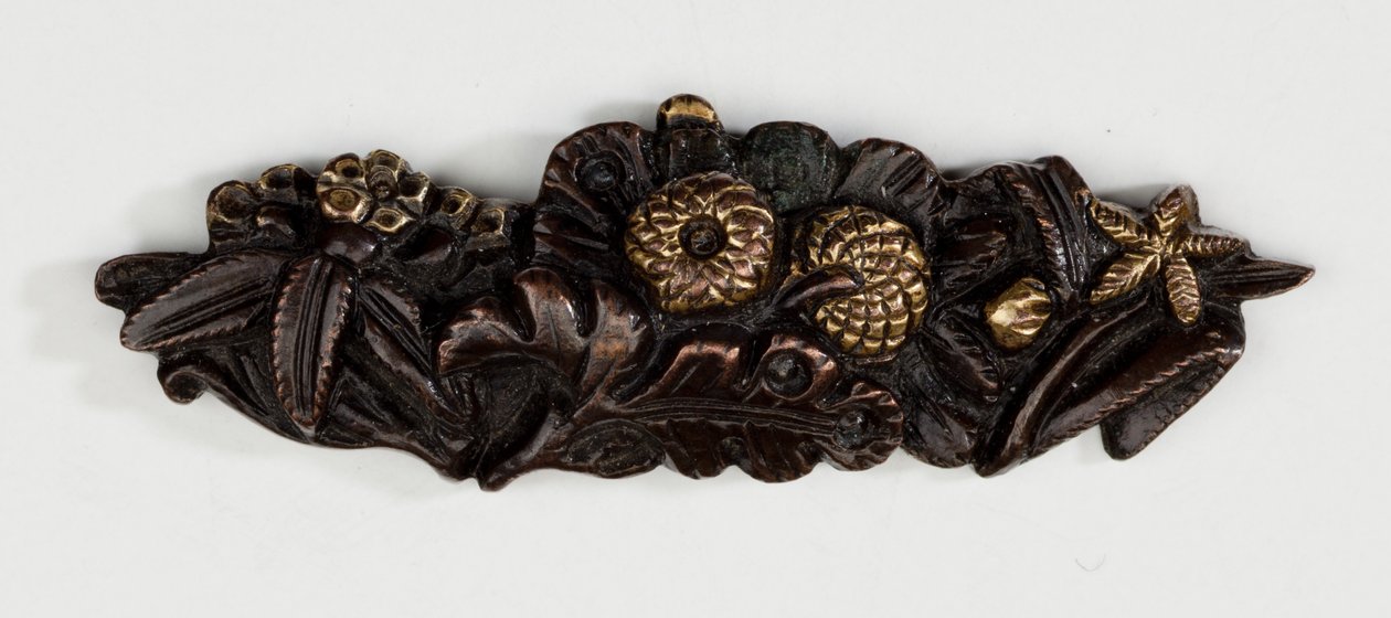 Menuki, eller greb ornament, i form af et blomsterarrangement (kobber-guld legering med forgyldning) af Japanese School