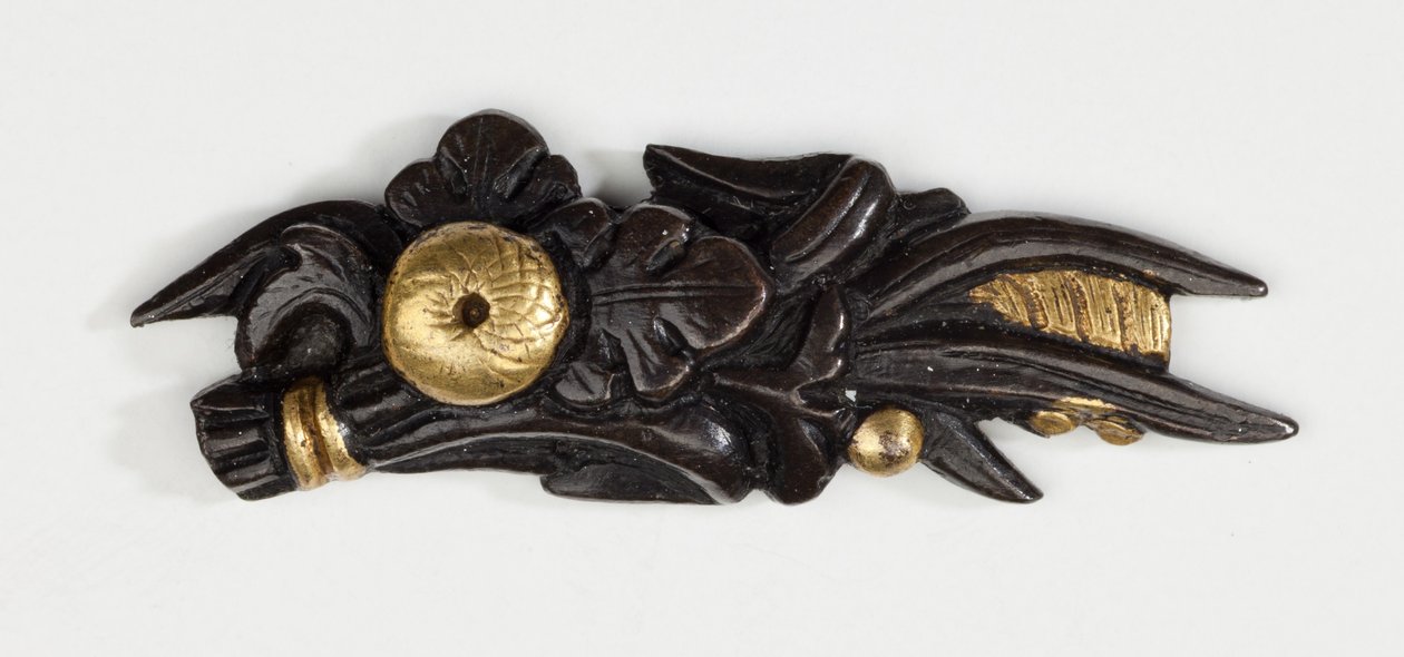 Menuki, eller greb ornament, i form af et blomsterarrangement (kobber-guld legering med forgyldning) af Japanese School