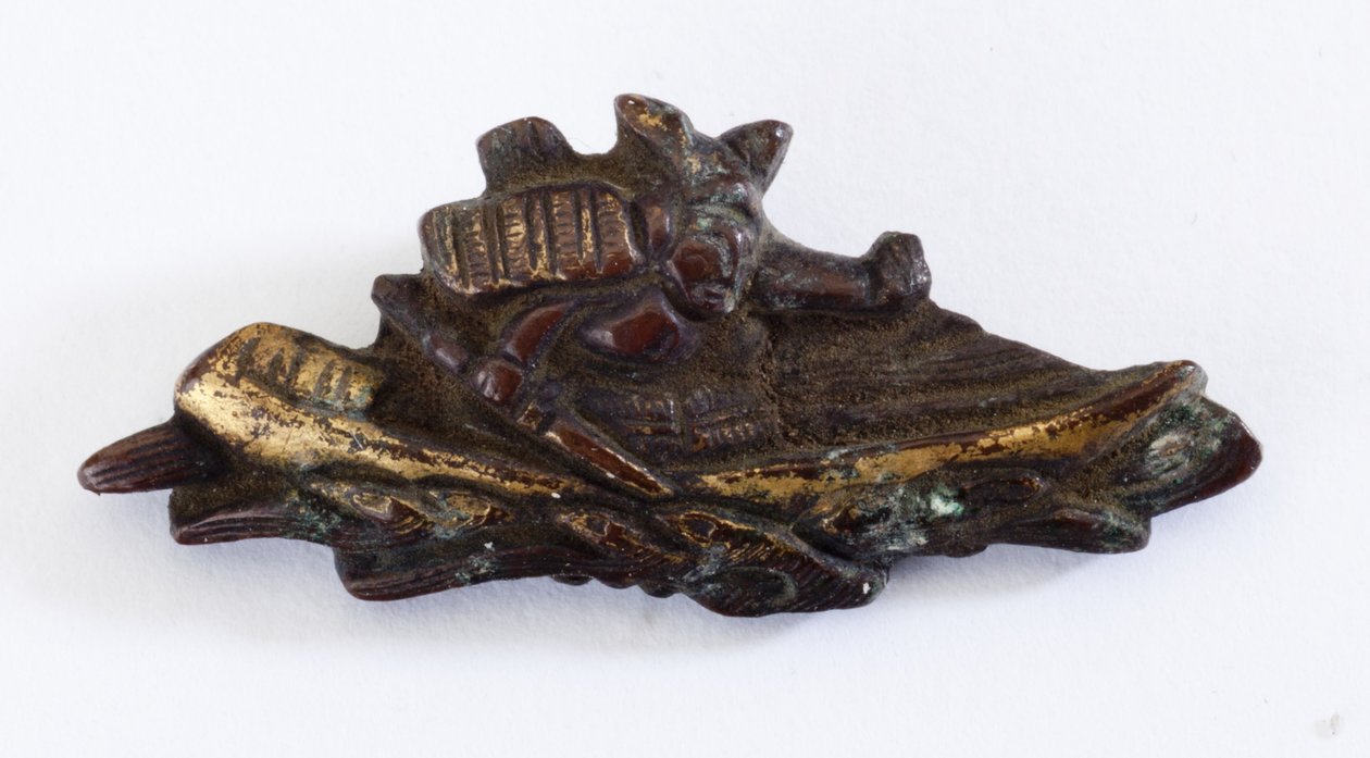 Menuki, eller greb ornament, i form af en samurai (kobber-guld legering med forgyldning) af Japanese School