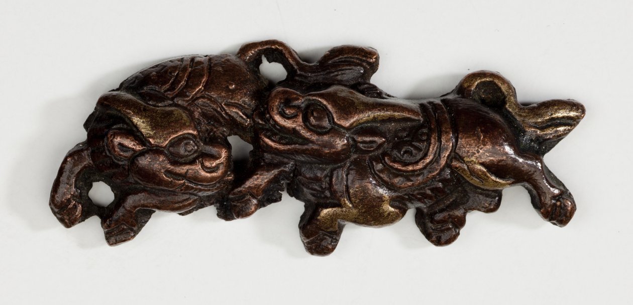 Menuki, eller greb ornament, i form af to Kirin, mytiske bæster (kobber-guld legering med forgyldning) af Japanese School