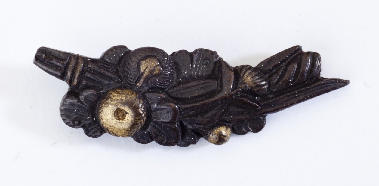Menuki, eller greb ornament, i form af et blomsterarrangement (kobber-guld legering med forgyldning) af Japanese School