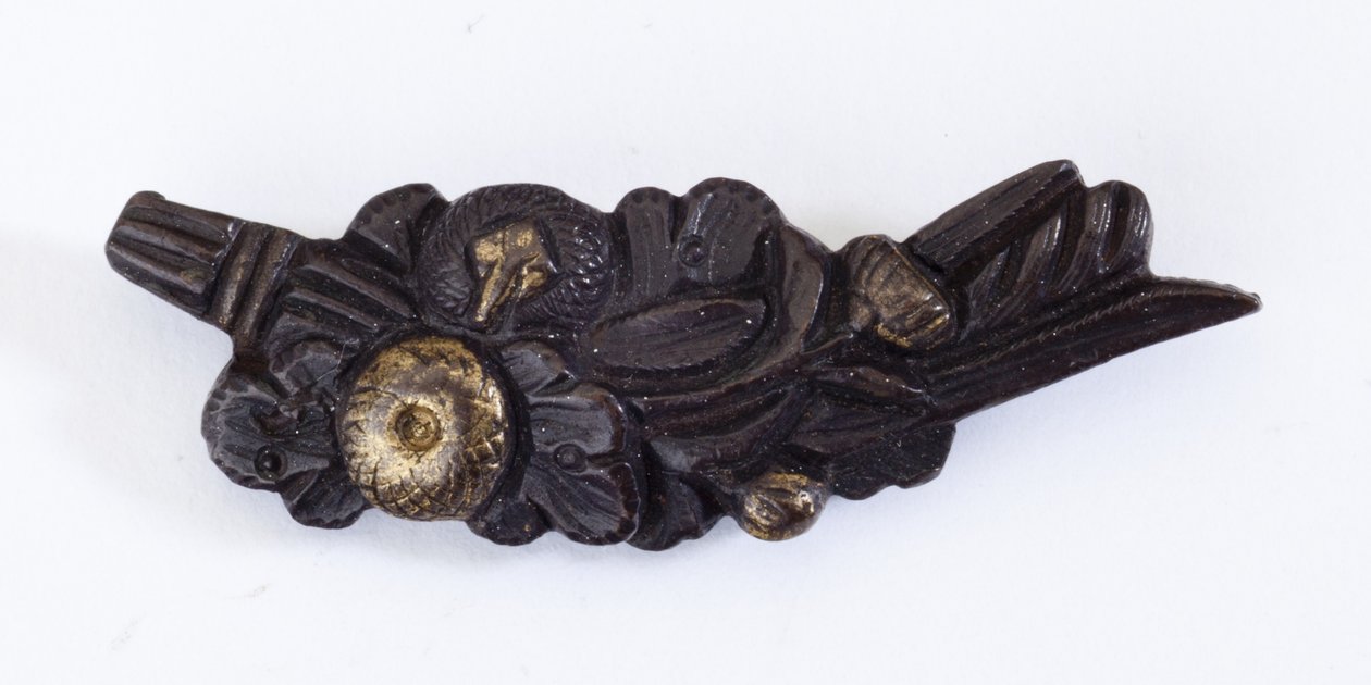 Menuki, eller greb ornament, i form af et blomsterarrangement (kobber-guld legering med forgyldning) af Japanese School