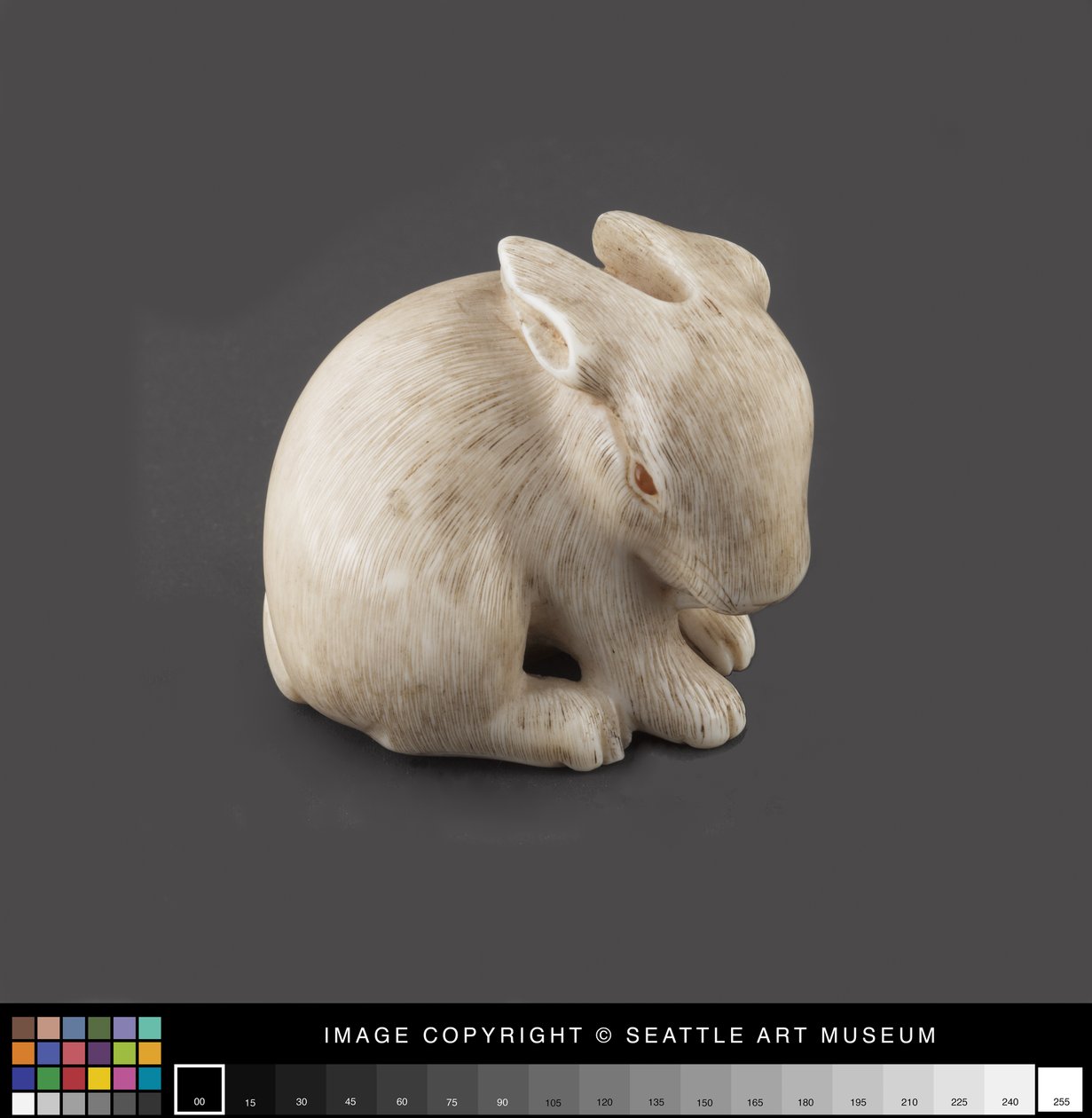 Netsuke modelleret som en hare med rav øjne, slutningen af det 19. århundrede (elfenben, rav) af Japanese School