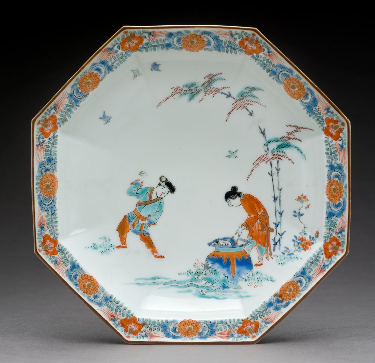 Ottekantet fad med en scene, der illustrerer kogepladen i brøndhistorien, Kakiemon ware, ca. 1700 (lertøj med overglasur emaljering) af Japanese School