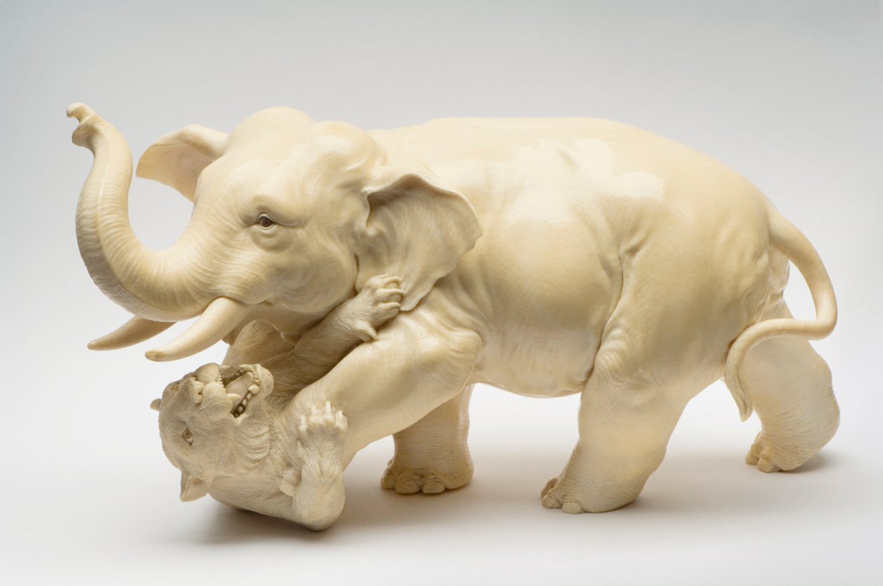 Okimono af en elefant, der tramper en tiger af Japanese School
