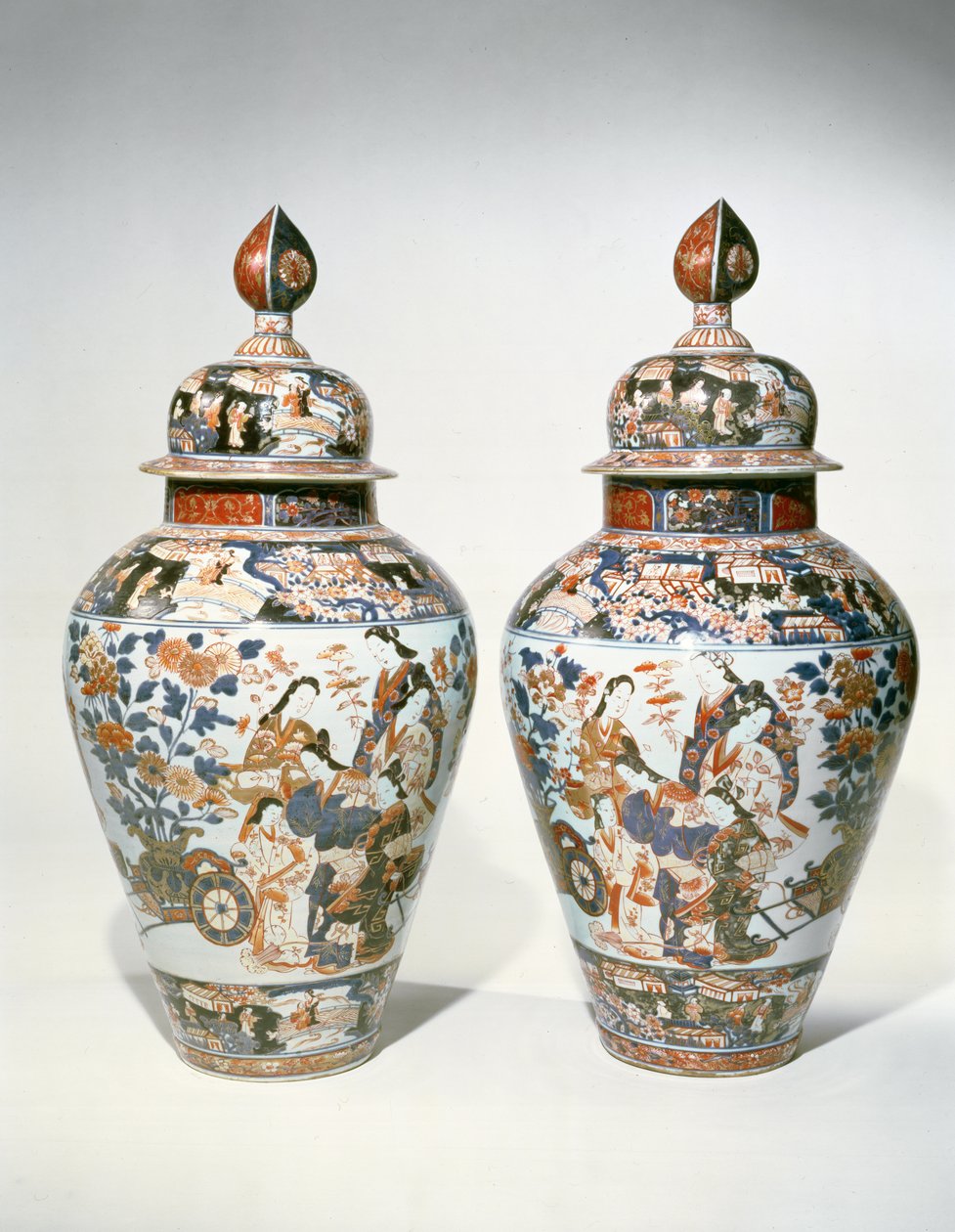 Et par Imari balustervaser og betræk (keramik) af Japanese School