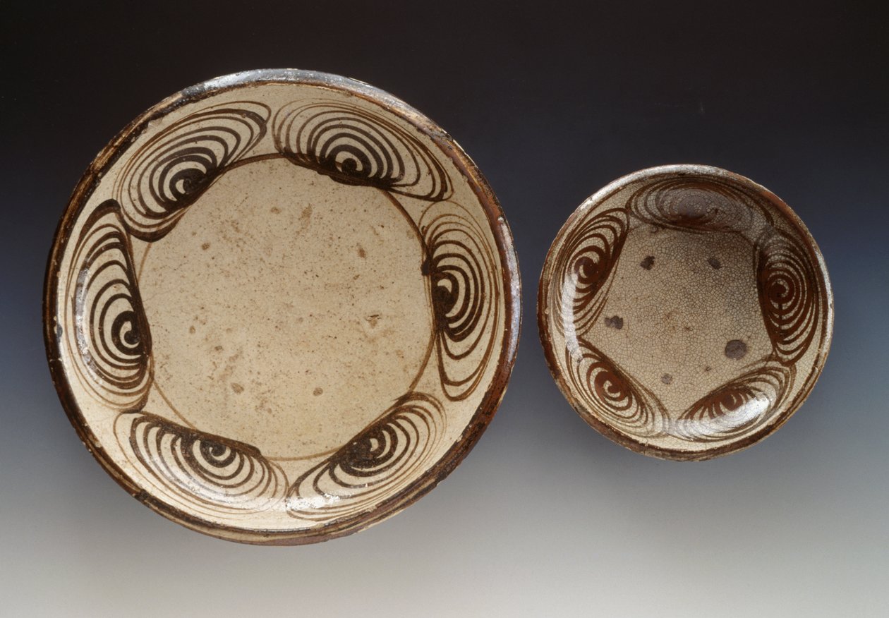 Tallerkener dekoreret med umanomezara (cirkler med hesteøjemønster), slutningen af det 18. århundrede - begyndelsen af det 19. århundrede, emalje stentøj, produceret i Seto, diameter 21,5 cm og 34,5 cm, japansk civilisation, Edo-perioden. af Japanese School