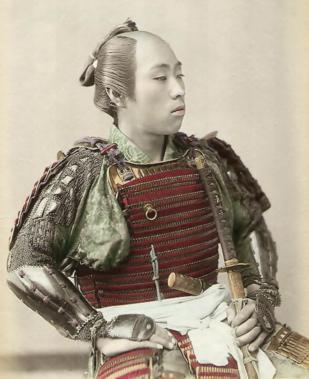 Portræt af en samurai fra det gamle Japan bevæbnet med helkropsrustning, 1890 (håndfarvet albuminfoto) af Japanese School