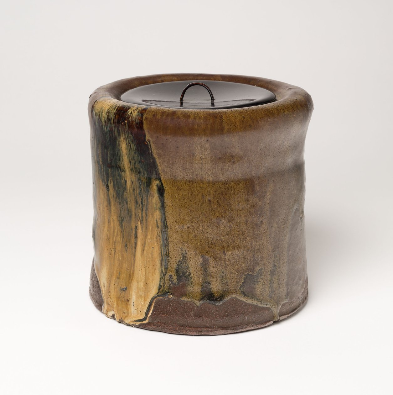 Satsuma-Ware Vandkrukke (Mizusashi) (glaseret stentøj med laklåg) af Japanese School