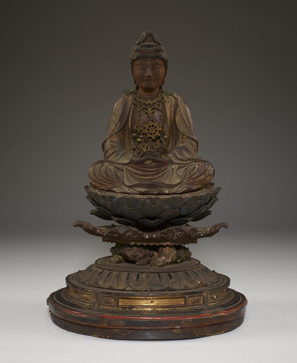 Siddende Miroku Bosatsu (polykromt træ med krystal, metal og bladguld) af Japanese School