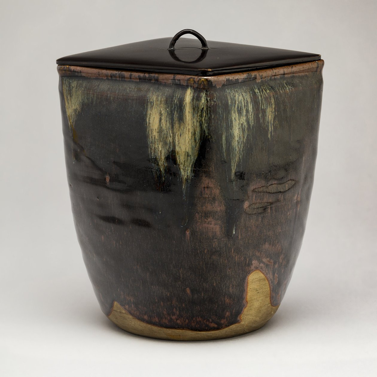 Takatori-Ware Vandkrukke (Mizusashi) (glaseret stentøj med laklåg) af Japanese School