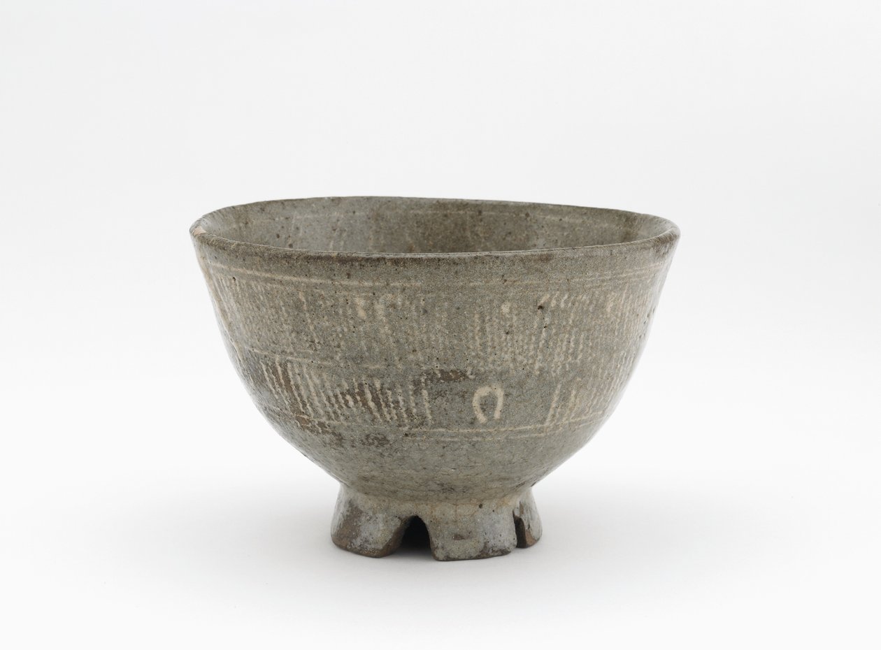Teskål i mishima-stil, Saga-præfekturet, Edo-perioden, begyndelsen af 1600-tallet (stentøj med påtrykte og indskårne designs indlagt med hvid slip) af Japanese School