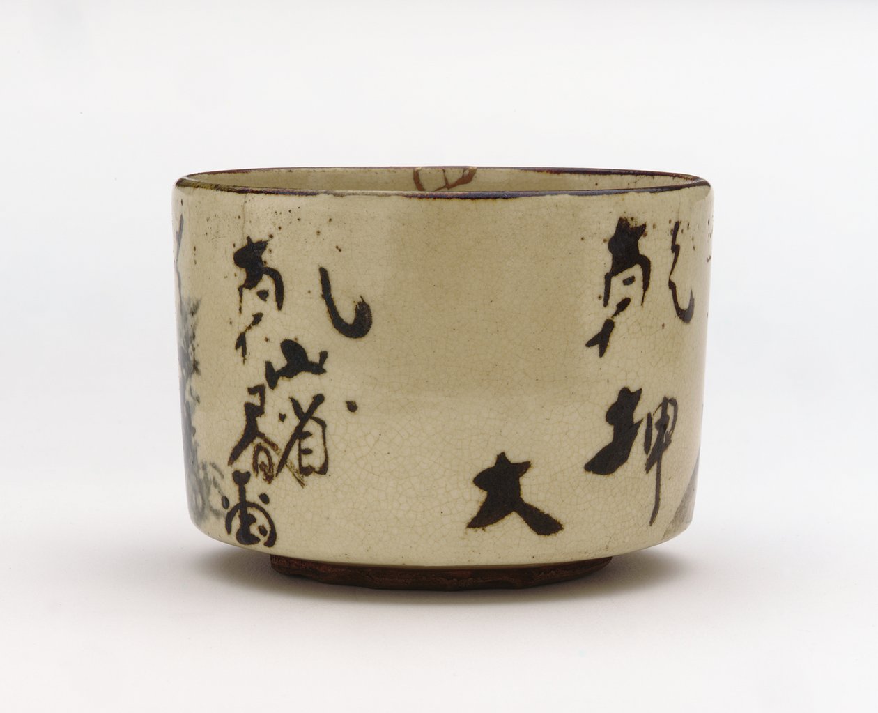 Teskål med design af bjergretræte, midten af 1700-tallet (stentøj med hvid slip, jern- og koboltpigmenter under klar glasur, guldlakreparationer) af Japanese School
