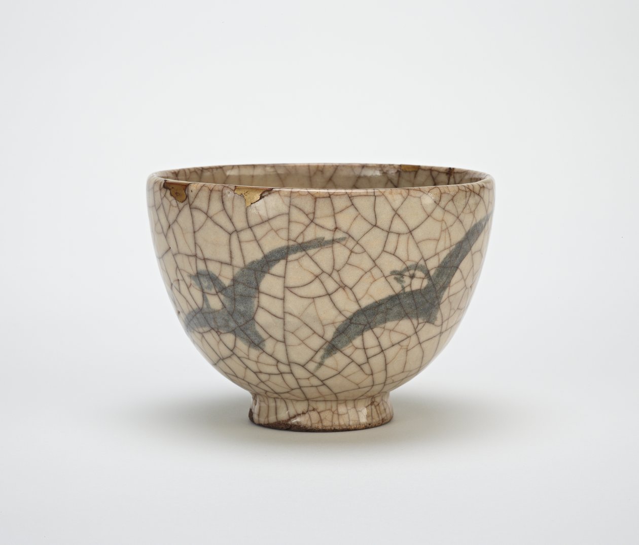 Teskål med design af plovere, Kyoto-relateret service, midten af 1800-tallet (stentøj med koboltdekoration under krakeleret glasur) af Japanese School