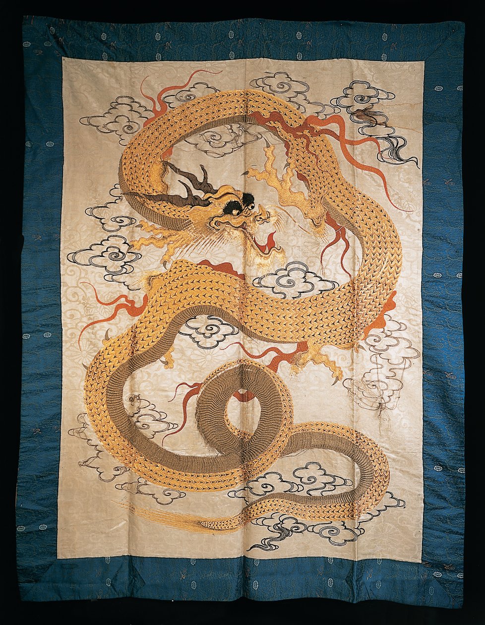 Vægophæng broderet med en vridende forgyldt drage blandt skyer, slutningen af 1800-tallet af Japanese School