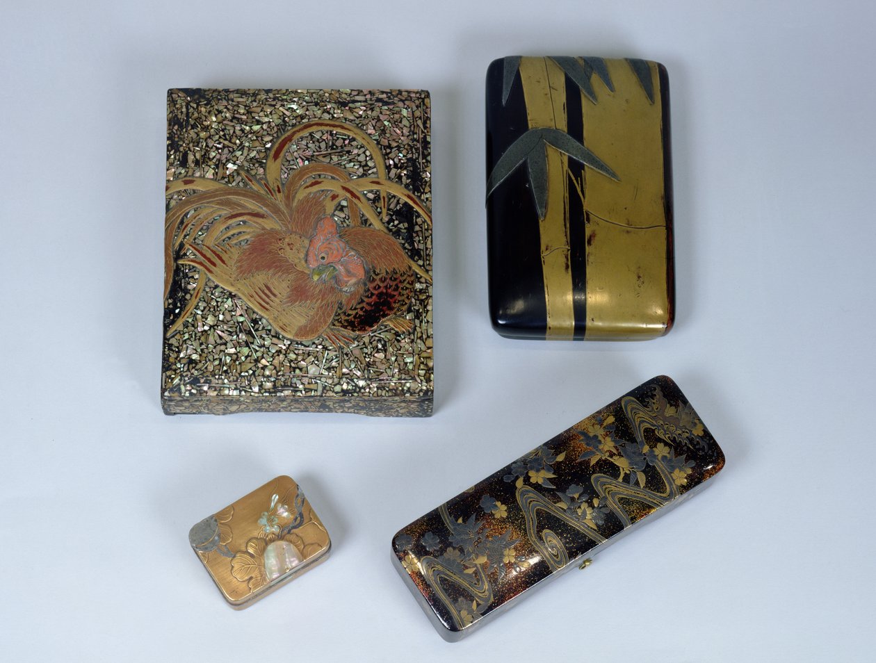 Skriveetui dekoreret med en hane, skriveetui med bambusdesign og en kobako tilskrevet Ogata Korin (1658-1716) og en beskedboks af Kajikawa-familien, 16.-18. århundrede (lakeret guld af Japanese School