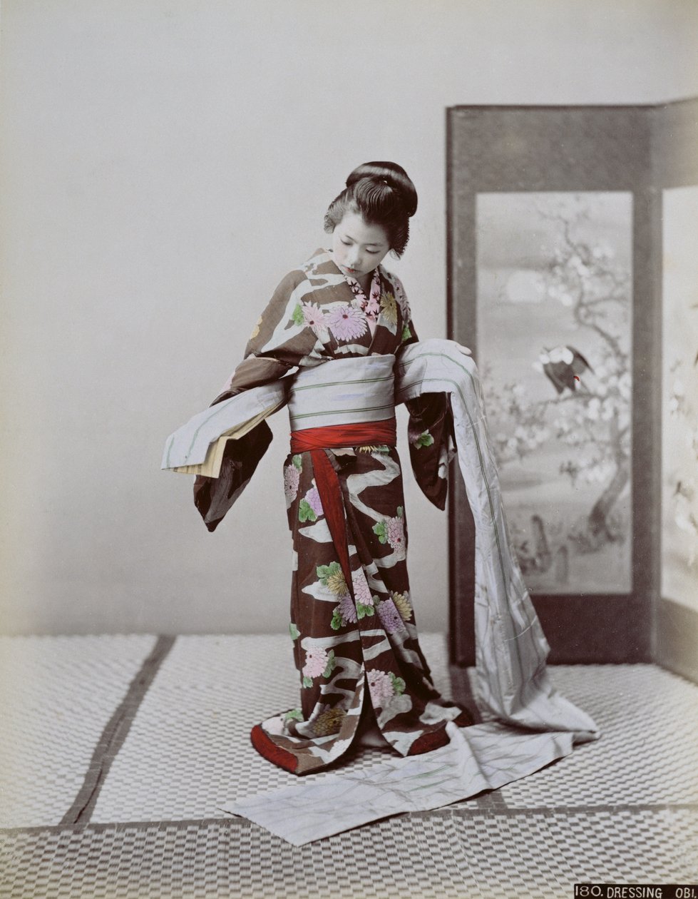 Ung japansk pigedressing, slutningen af det 19. århundrede (håndfarvet foto) af Japanese School