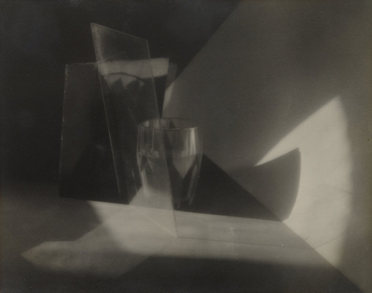 [Still-Life Abstraction], ca. 1923 (gelatinesølvtryk) af Jaromir Funke