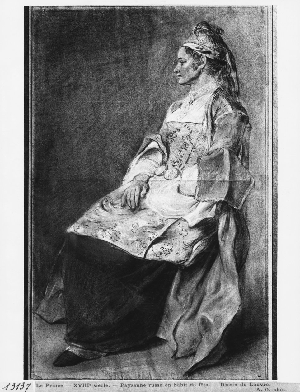 Russisk pigebonde i traditionelt kostume til festdage (pierre noire, pastel, rødkridt og hvide highlights på gråt papir) af Jean Baptiste Leprince