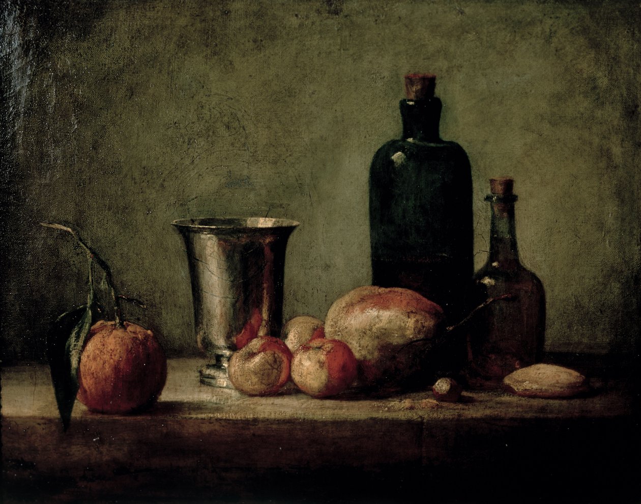 Stilleben med sølvbæger, frugt og flasker på et bord af Jean Baptiste Simeon Chardin