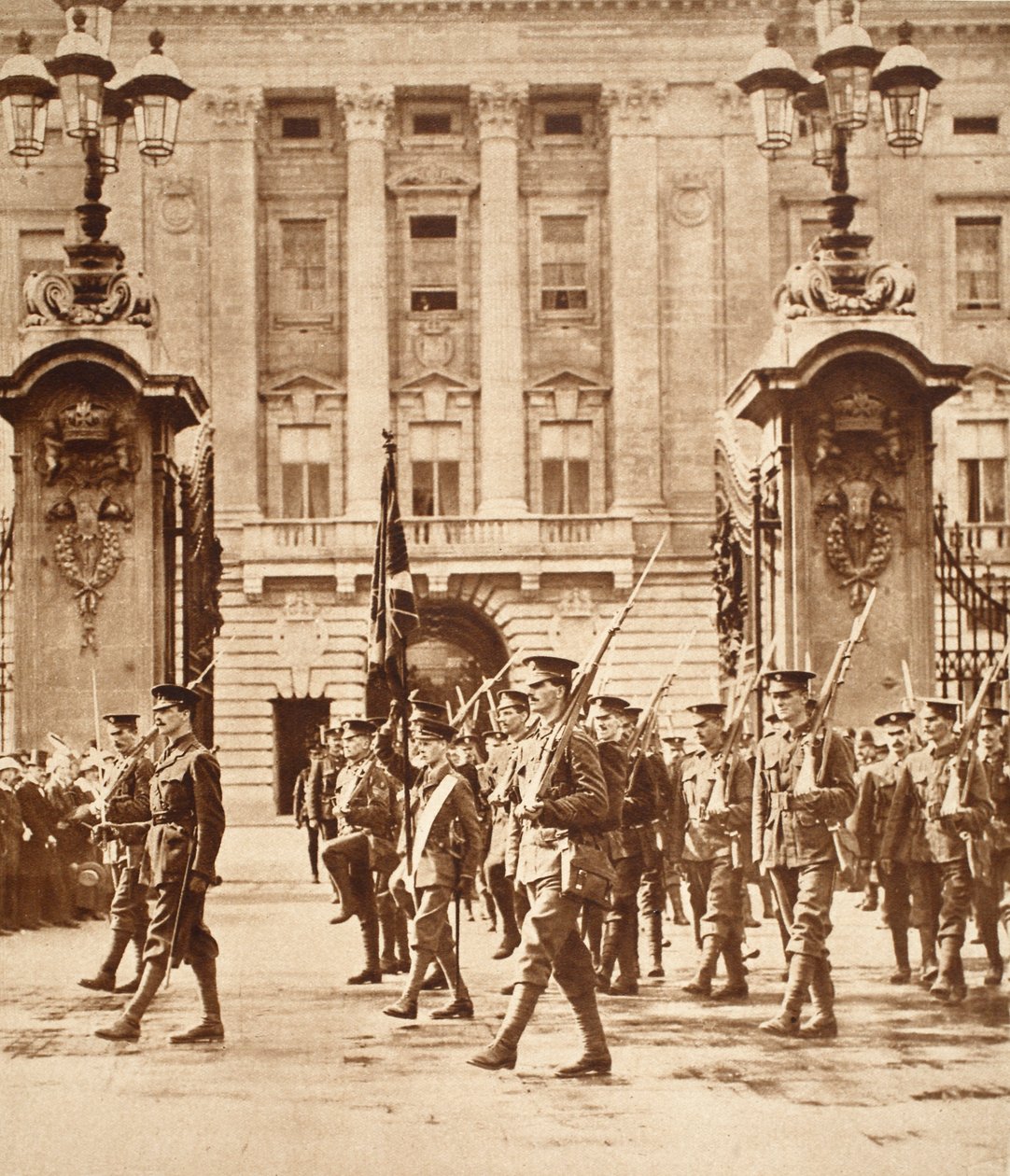 Kong Edward VIII bærer farven på Buckingham Palace, da han blev indsat i Grenadier Guards, 1914 af Jean Gaspard Lavater