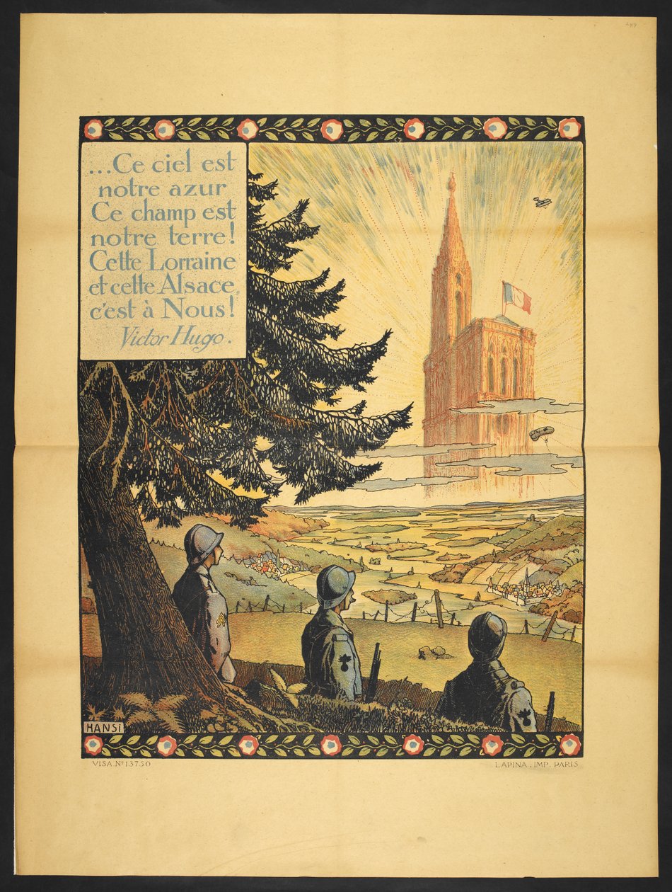 En plakat, der viser tre franske soldater, der ser på en allegorisk kirke i det fjerne, i skyerne præget af lys. Et lille vers af Victor Hugo i øverste venstre hjørne (plakat) af Jean Jacques Waltz