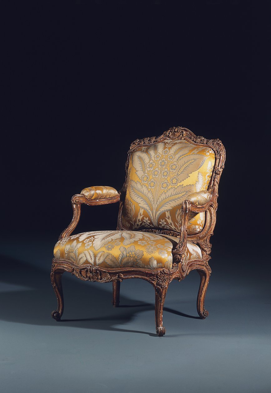 En af et par Louis XV fauteuils a la Reine (træ og tekstil) af Jean (fl.1737 63) Gourdin