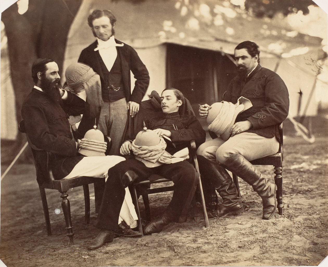 [Gruppeportræt ved generalguvernørens lejr, L-R: Maj. Walters, Regeringen..., 1858-61. af Jean Baptiste Oscar Mallitte