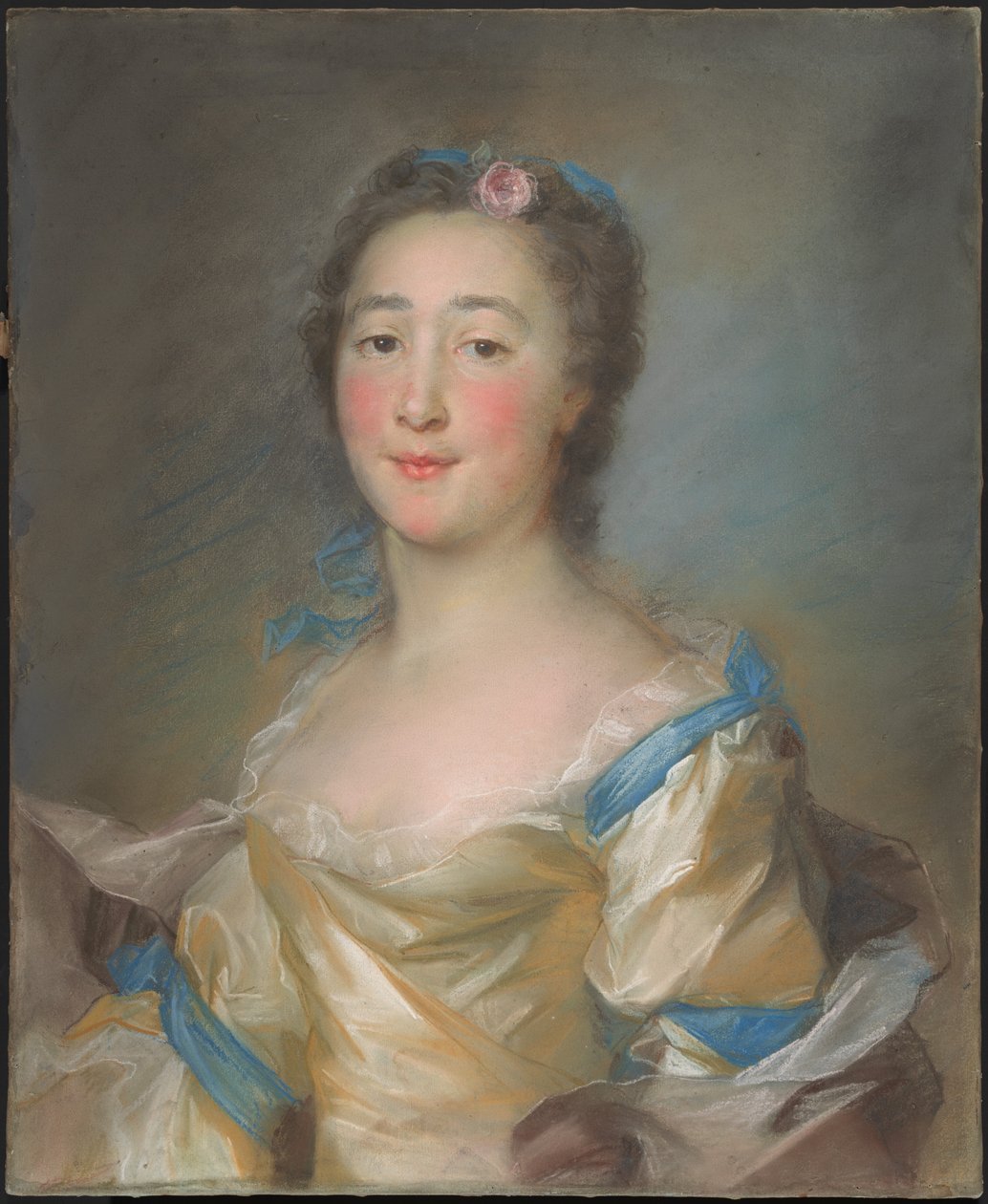 En ung dame i en gul kjole med blå bånd af Jean Baptiste Perronneau