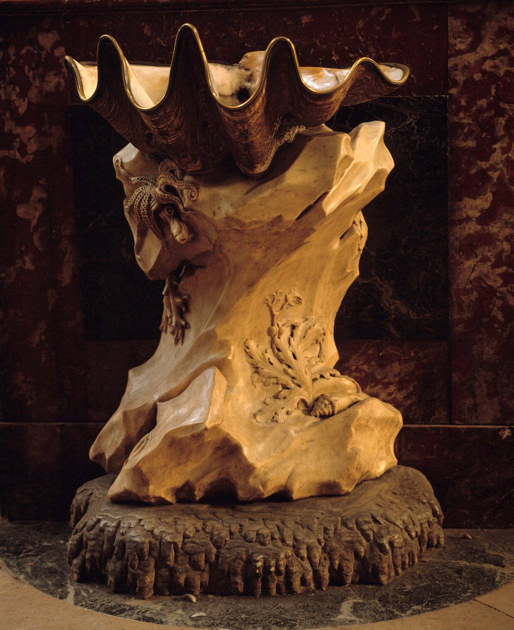 Benitier form af en skal på klippe realiseret af Jean Baptiste Pigalle (1714-1785) 1745 Paris, Church Saint Sulpice. af Jean Baptiste Pigalle