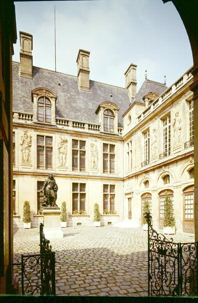 Udsigt over Cour dHonneur af Hotel Carnavalet, bygget ca. 1545 af Jean Bullant