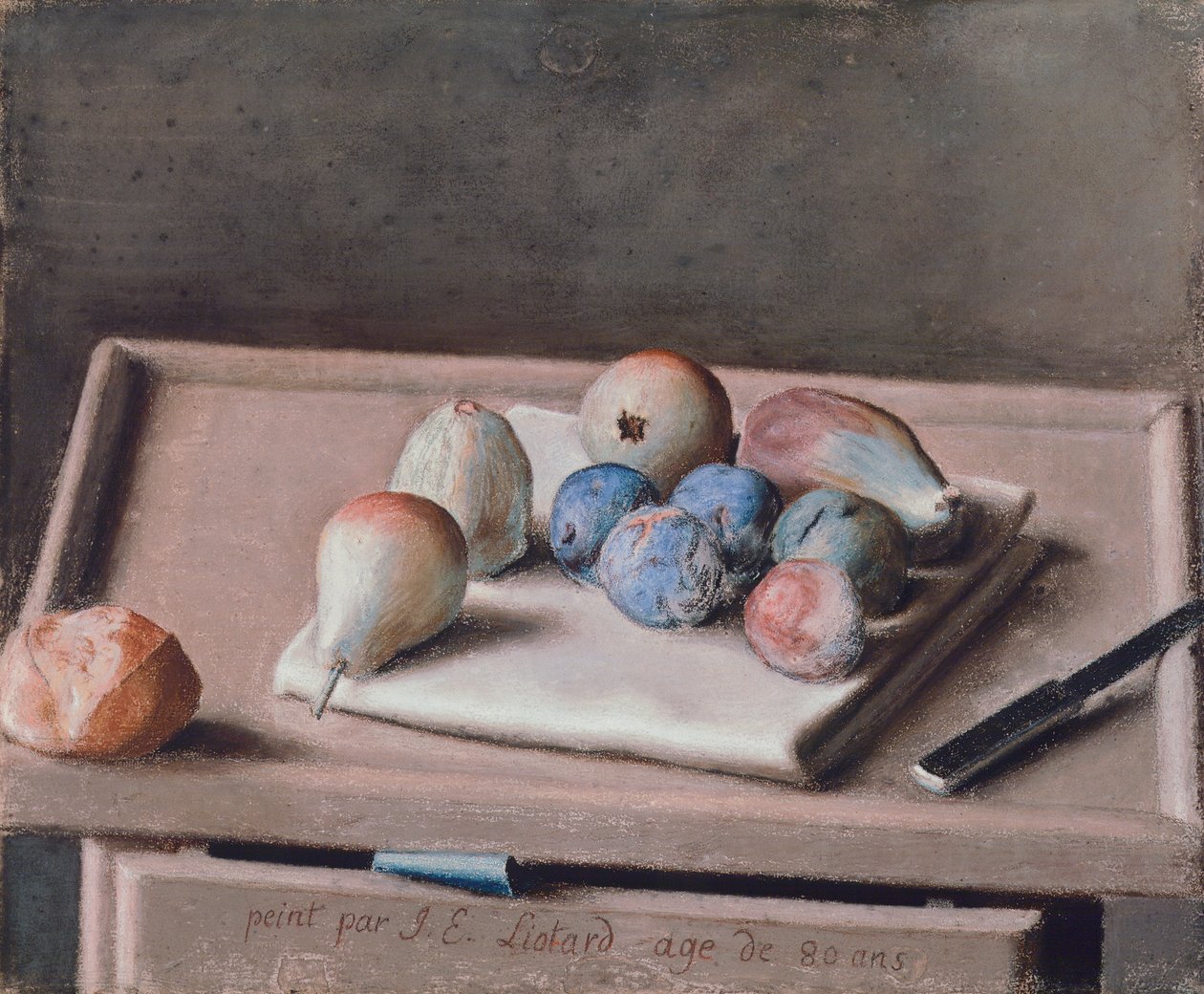 Stilleben med pærer, figner, svesker, rundstykke og kniv på bordet af Jean Étienne Liotard