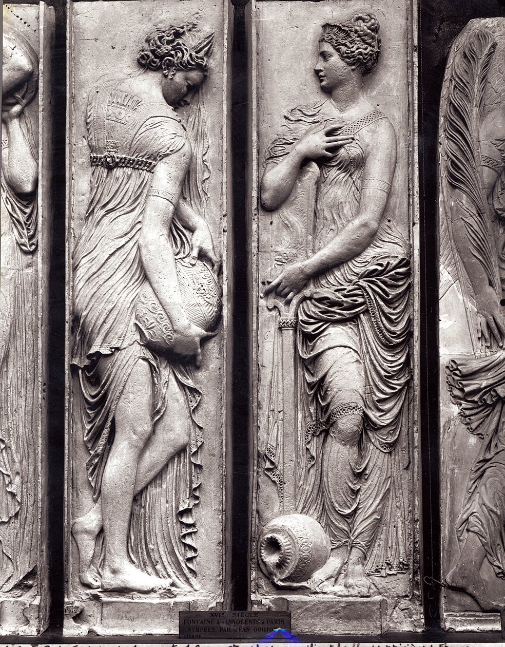 Detalje af relieffer fra The Fountain of the Innocents, der viser nymfer, der personificerer floder i Frankrig sten af Jean Goujon