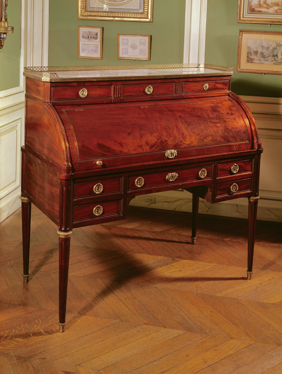 Louis XVI cylinder-top mahogni-fineret Bureau med forgyldt bronze beslag, Carrara marmor top flankeret af kandelaber (mahogni træ, marmor og forgyldt bronze) af Jean Henri Riesener