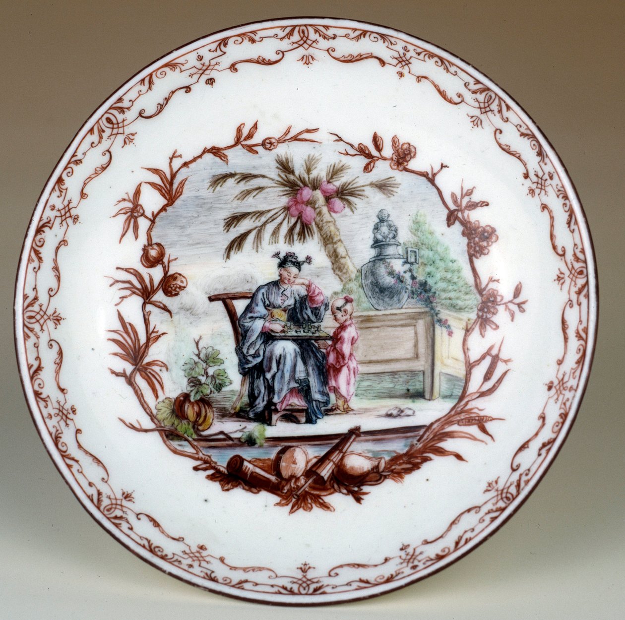 Porcelænstallerken, der repræsenterer en kinesisk skakscene. Realiseret af Jean Michel Liotard (1702-1796). Paris, dekorativ kunst af Jean Michel Liotard