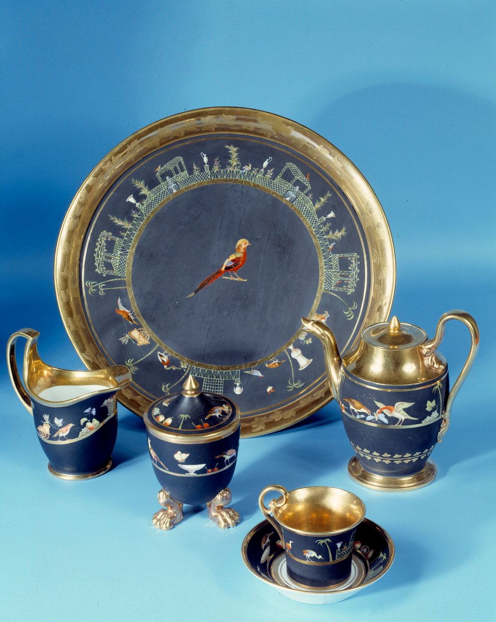 Cabaret med rund bakke. Fremstillet på Dagoty-fabrikken omkring 1810. Sevres. Porcelænsfremstilling af Jean Paul Laurens