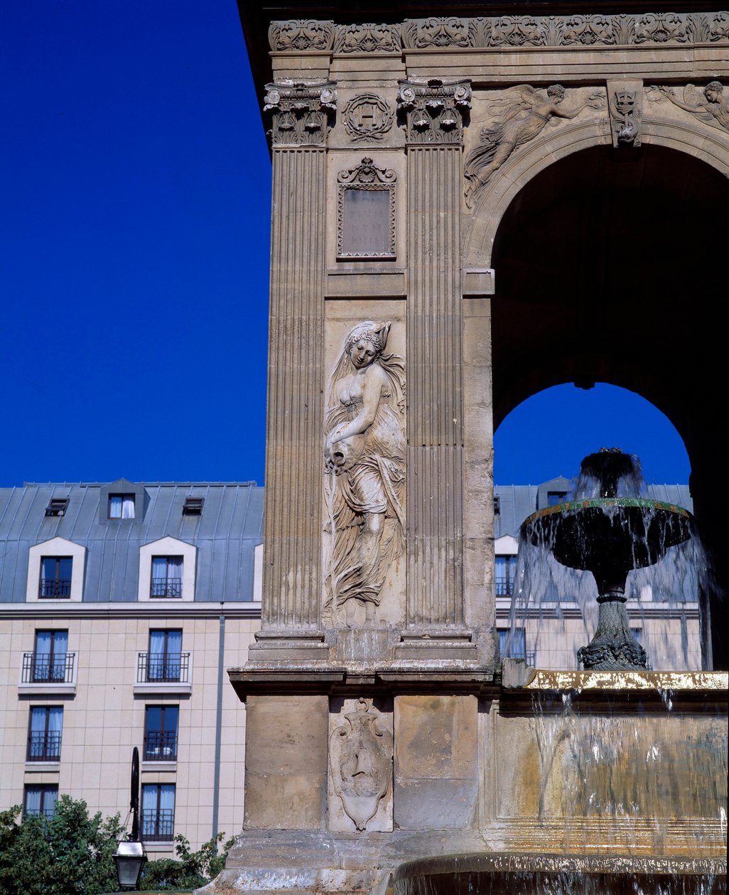 Arkitektur: detalje af de uskyldiges springvand, der repræsenterer nymferne. Designet af arkitekterne Jean Goujon, Augustin Pajou og Pierre Lescot. 1546-1549. Place Joachim du Bellay, Paris. af Jean and Lescot Pierre Goujon