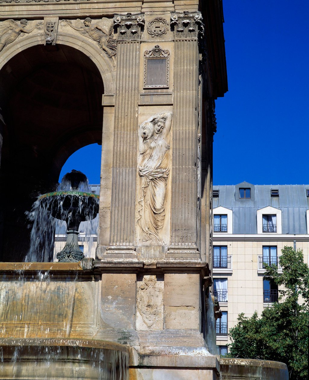 Arkitektur: detalje af de uskyldiges springvand, der repræsenterer nymferne. Designet af arkitekterne Jean Goujon, Augustin Pajou og Pierre Lescot. 1546-1549. Place Joachim du Bellay, Paris. af Jean and Lescot Pierre Goujon
