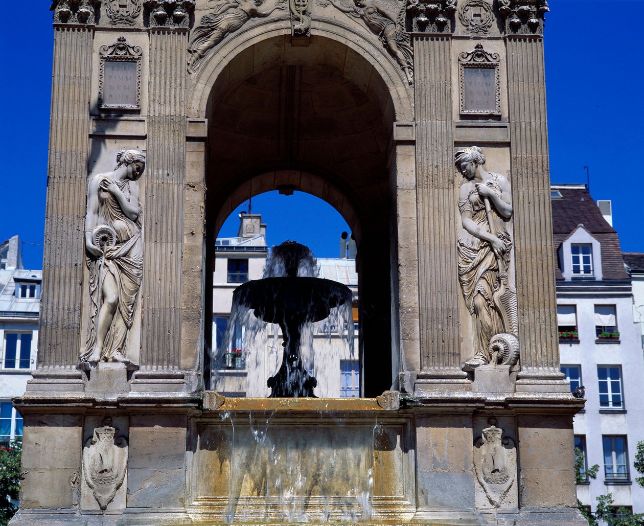 Arkitektur: detalje af de uskyldiges springvand, der repræsenterer nymferne. Designet af arkitekterne Jean Goujon, Augustin Pajou og Pierre Lescot. 1546-1549. Place Joachim du Bellay, Paris. af Jean and Lescot Pierre Goujon